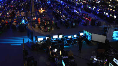 en massa datorspelare sitter tillsammans på ett LAN-party.