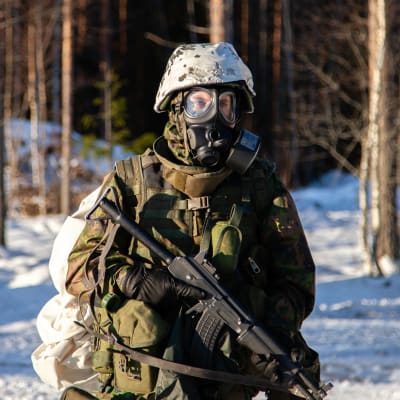 Sotilas suojeluihälytys-varustuksessa