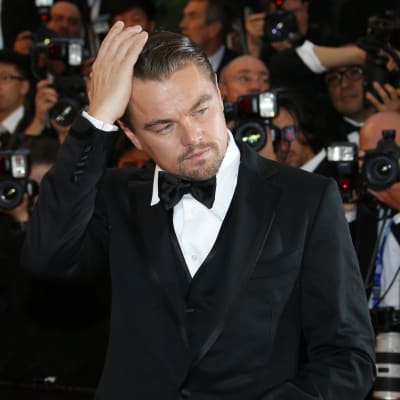 Leonrado DiCaprio Cannesissa valokuvaajien edessä.
