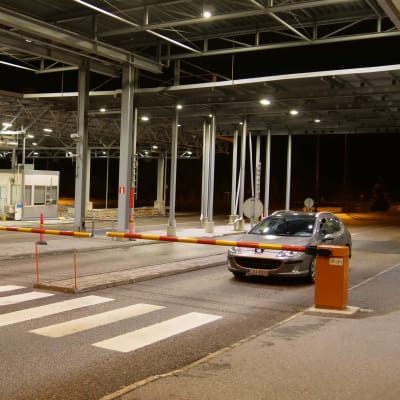 Auto odottamassa raja-asemalla.