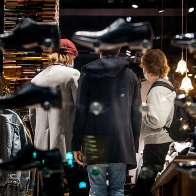 Nuoria miehiä shoppailemassa.