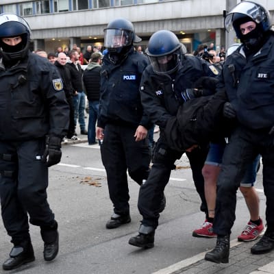 Polisen tar hand om en högerextremist i Chemnitz den 1 september.