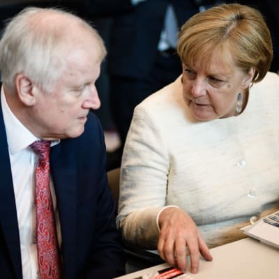 Inrikesminister Horst seehofer och förbundskansler Angela Merkel under parlamentsgruppens möte den 12 juni 2018.