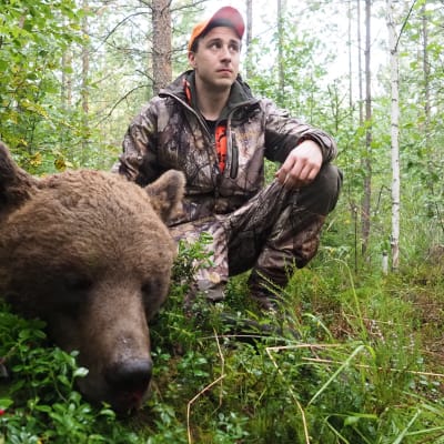 Kasperi Nieminen poseeraa ampumansa karhun vieressä Lieksassa elokuussa 2020.