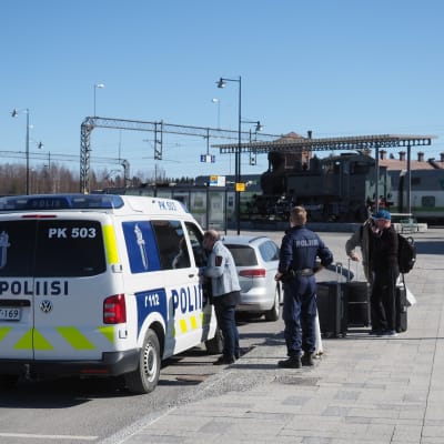 Poliisi sakottaa ajokieltoa päin ajanutta autoilijaa Joensuun rautatieaseman edustalla.