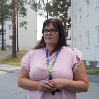 Ammattiliitto Superin pääluottamusmies Mirva Kuronen työpaikkansa edustalla Joensuun Tikkamäellä.