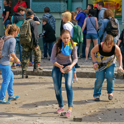 Medlemmar i gruppen "Single Ukraina" samlar gatstenar.