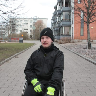 Patrik Saari utomhus i sin rullstol. 