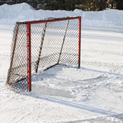 Ishockeymål på skridskobana.
