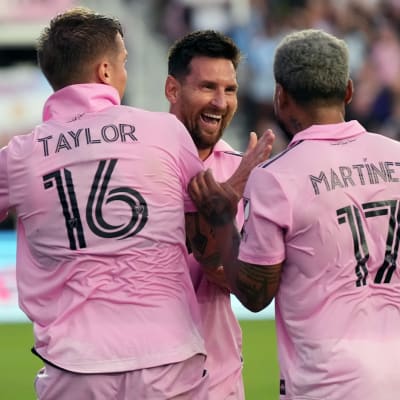 Robert Taylor, Lionel Messi och Josef Martinez.
