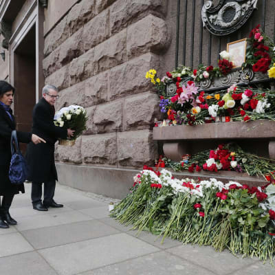 Blomor utanför en metrostation i St Petersburg där en terrorattack utfördes i april 2017