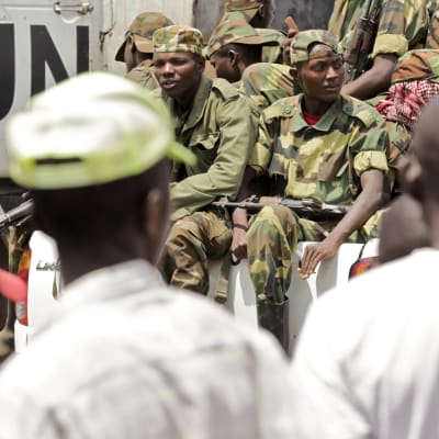 M23 rebeller lämnar Goma och åker förbi ett Fn-fordon