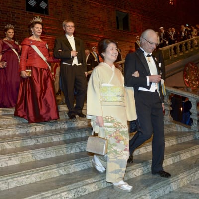 Kung Carl Gustaf och fru Michiko Kajita anländer till Nobelbanketten 2015.