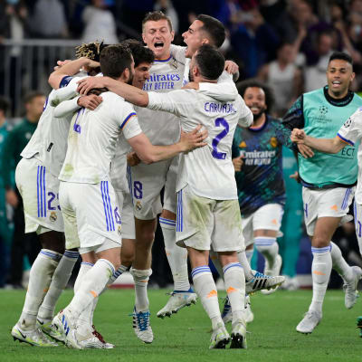 Real Madridin pelaajat juhlivat Mestarien liigan finaalipaikkaa.