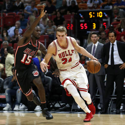 Okaro White och Lauri Markkanen kämpar om bollen i NBA.