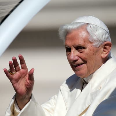 Påve emeritus Benedictus XVI vinkar.