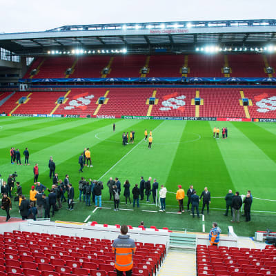 Romaspelare bekantar sig med Anfield.