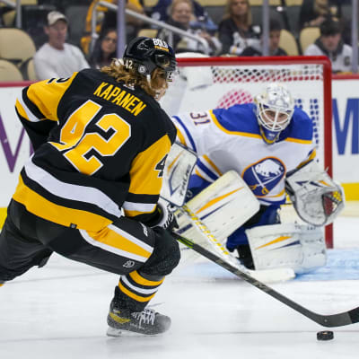Kasperi Kapanen NHL:ssä Pittsburghin väreissä Buffaloa vastaan.
