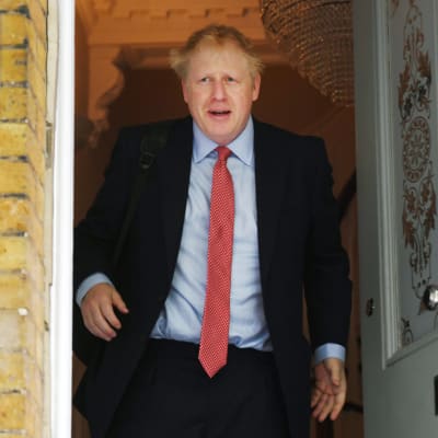Boris Johnson då han lämnade sitt hem i södra London på fredagen. 