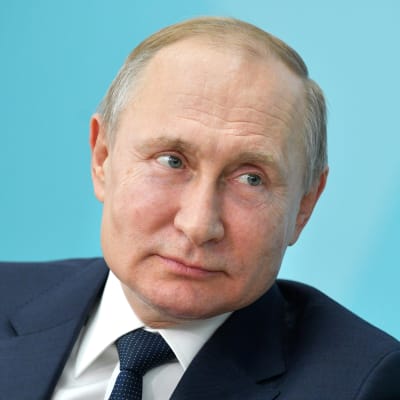 Närbild av Vladimir Putin som tittar åt sidan medan han böjer sig framåt något. Turkos bakgrund.
