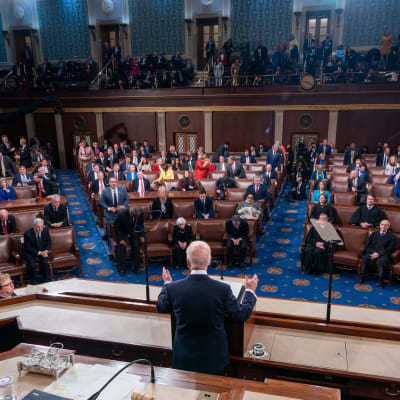 Presidentti Biden, selin kameraan, pitää edustajainhuoneessa puhetta senaattoreille ja kongressiedustajille.