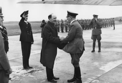 Hitler skakar hand med president  Risto ryti, 1942