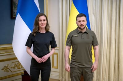 Sanna Marin och Volodymyr Zelenskyj framför sina länders flaggor.