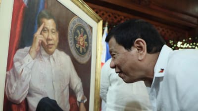 Filippinernas president Rodrigo Duterte beundrade ett porträtt av sig själv i början av december 2017.
