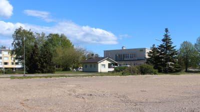 En sandplan återstår efter att Teboils mack rivits i Hangö. Här vill Varuboden-Osla bygga ny affär.