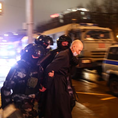 Poliser gripen en demonstrant i Moskva.
