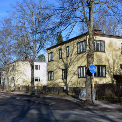 Tre funktishus på rad i ett villaområde.