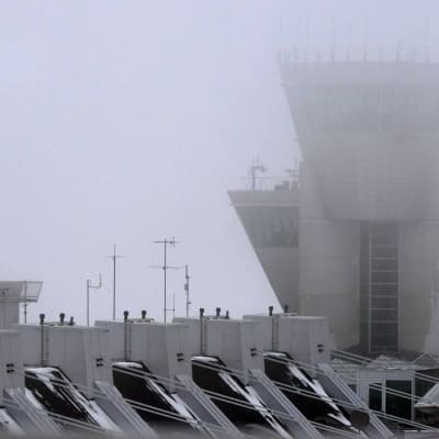Flygledningstornet på Helsingfors-Vanda flygplats, omgivet av dimma.