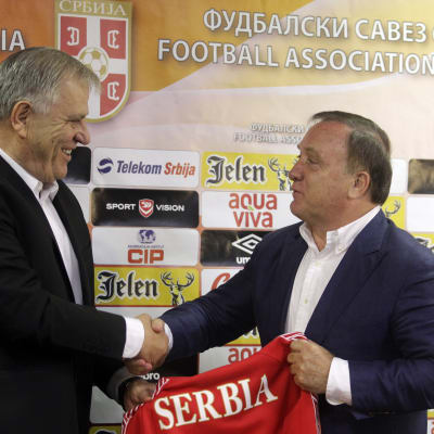 Dick Advocaat presenteras som ny förbundskapten för Serbien