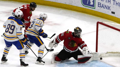 Kevin Lankinen släpper in en puck mot Buffalo. 