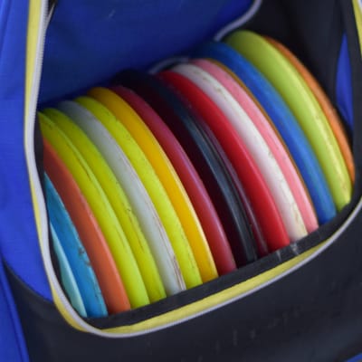 En väska full av discar för discgolf.