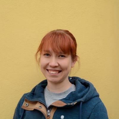 En kvinna som ler.