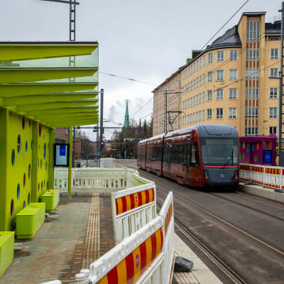 Tamperelainen raitiovaunu Pyynikintorin pysäkillä
