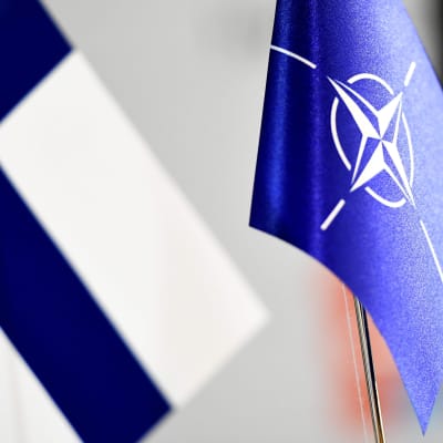 Finlands flagga och Natos flagga bredvid varandra.
