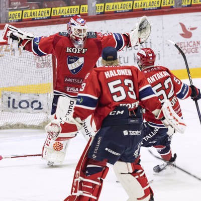 HIFK-spelare firar segern på isen.