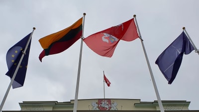 EUs, Litauens, Vilnius och Natos flaggor vajar utanför presidentpalatset i Vilnius