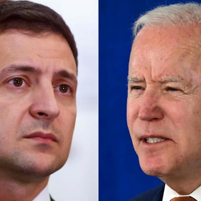 Ukrainas president Volodymyr Zelenskyj (till vänster) var nöjd med sitt samtal med USA:s president Joe Biden sent på söndag kväll. 