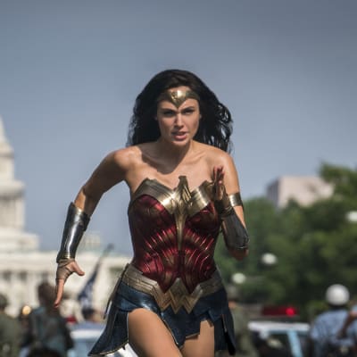 Wonder Woman eli näyttelijä Gal Gadot juoksee Valkoisen talon edustalla.
