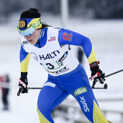 Krista Pärmäkoski åker skidor under FM-tävlingarna.