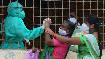 Människor i ett slumområde i Hyderabad, Indien, testades för covid-19 för en vecka sedan. 