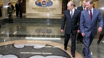 Rysslands militära underrättelsetjänst GRU:s huvudkvarter i Moskva. Till höger i bilden president Vladimir Putin och Rysslands dåvarande försvarsminister Sergej Ivanov. Bilden är från 2006.