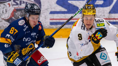 Aleksi Saarela har inget kontrakt med Florida, utan fortsätter tillsvidare i Lukko, medan Jesse Puljujärvi har lämnat Kärpät för spel i Edmonton.