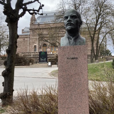 V.I. Leninin rintakuva Turun taidemuseon edustalla, Puolalanmäessä.