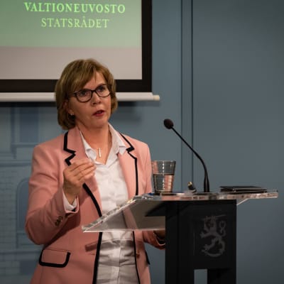 Oikeusministeri Anna-Maja Henriksson hallituksen kehysriihen tiedotustilaisuudessa 5. huhtikuuta.