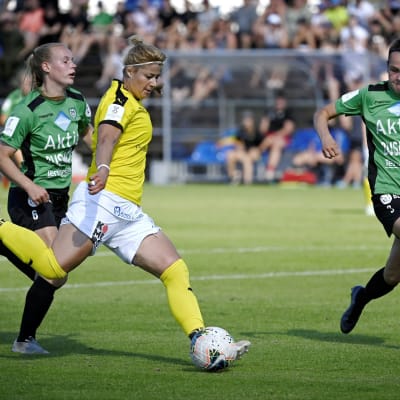 Gentjana Rochi med bollen mellan TiPS-spelarna Ronja Isokääntä och Joanna Tynnilä.