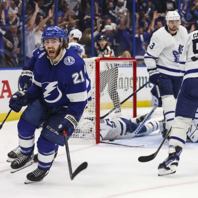 Brayden Point iski Tampa Bayn voittomaalin Torontoa vastaan 12.5.2022 NHL:n pudotuspeleissä.